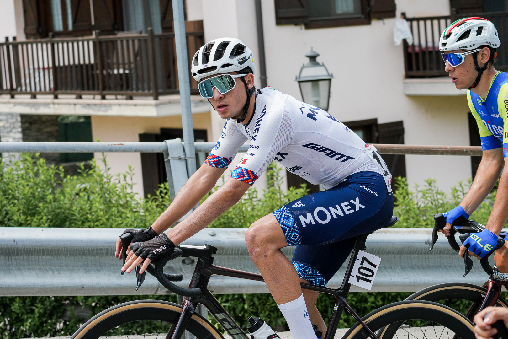 Lalo Hernández con el maillot del equipo Monex en una carrera en Europa