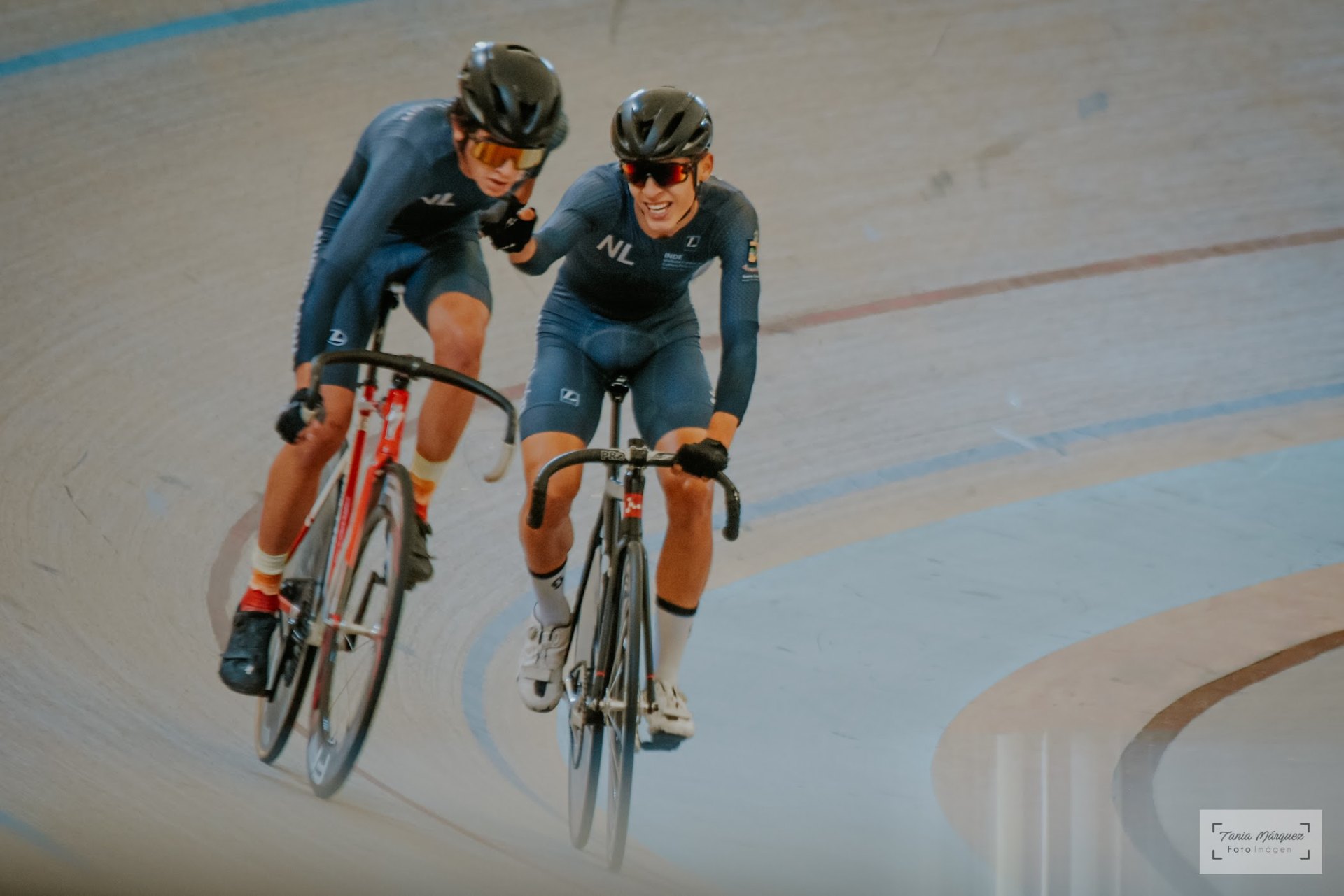 Dos ciclistas sonriendo en el velódromo