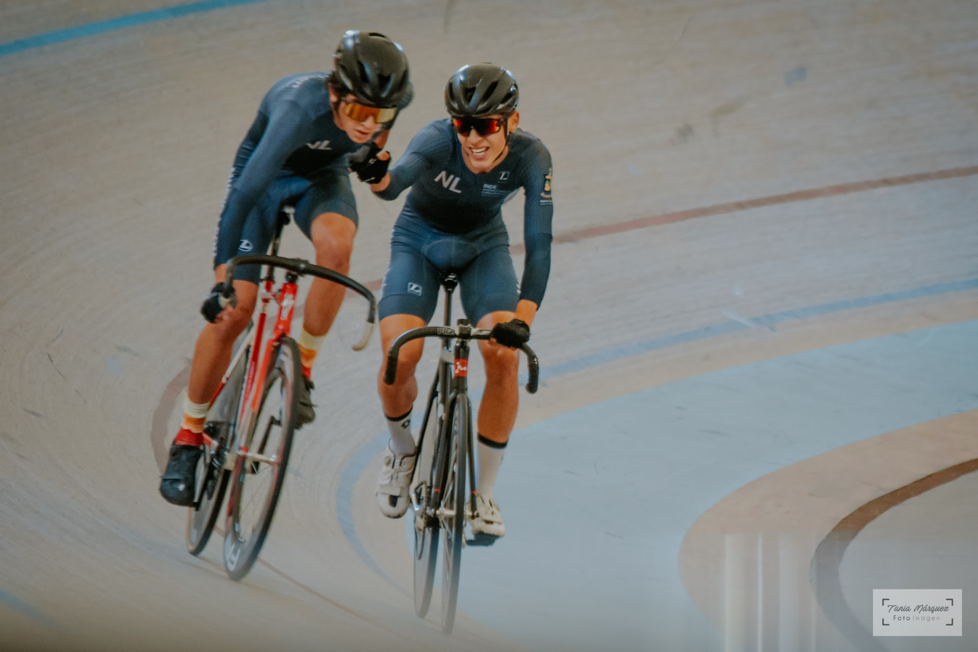 Lalo Hernández entrenando en el velódromo con su compañero de equipo